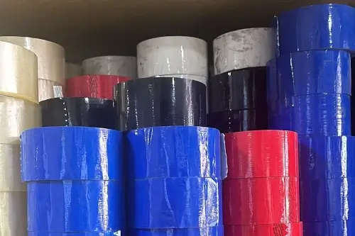 Cinta industrial multiusos, con pegamento resistente